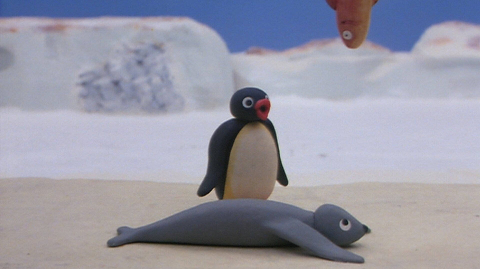 Pingu spiller fiske-tennis
