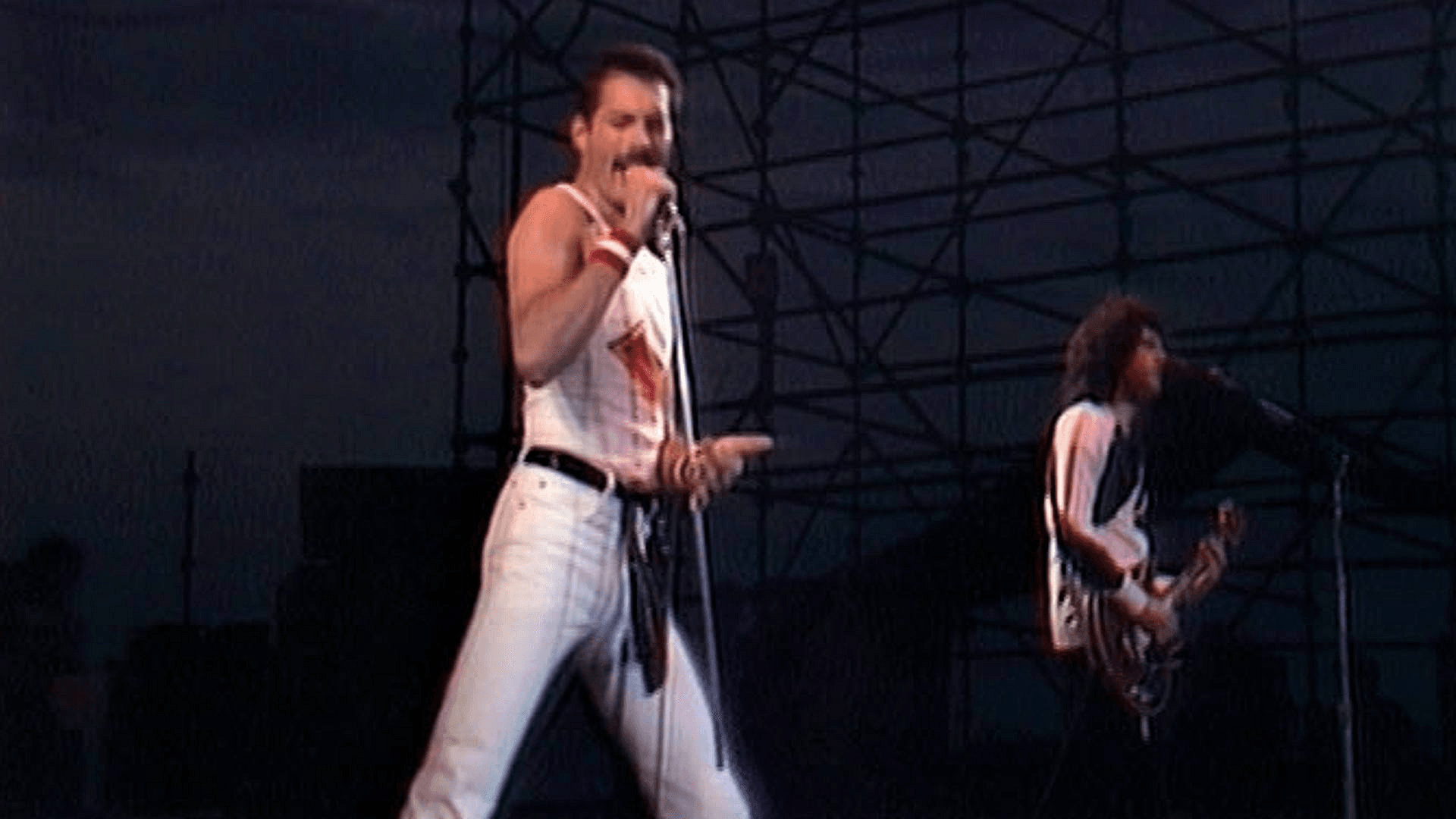 Queen - On Fire: Live at the Bowl