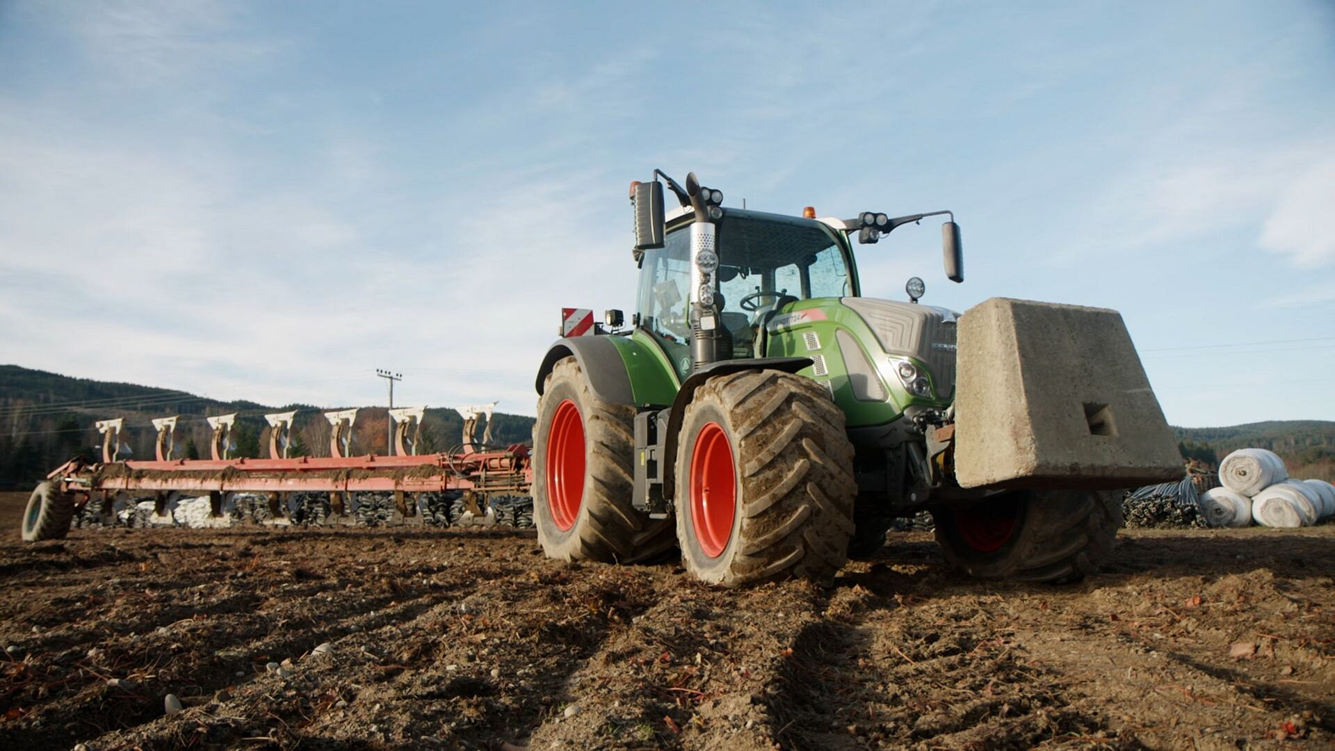 Traktor med plog